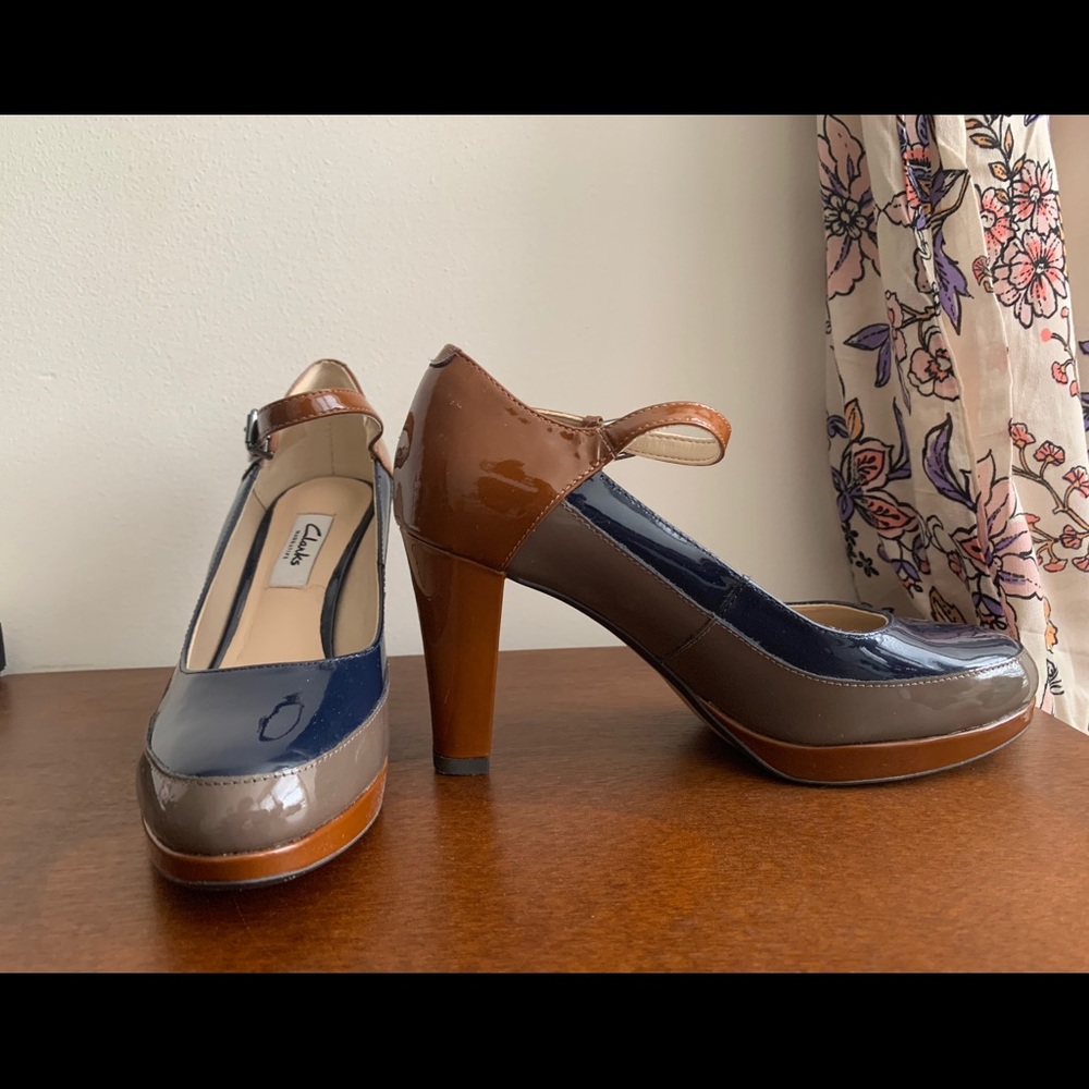 Comfy Blue and Brown Clark Heals